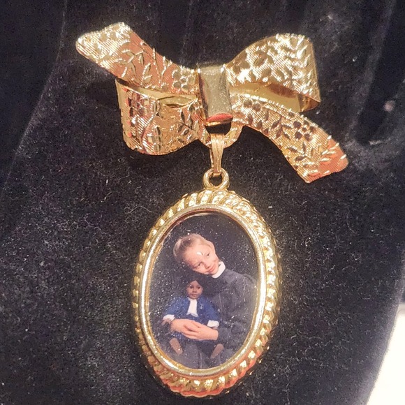 Jewelry - Vintage Gold Tone Bow‎ Brooch with Oval Photo  Frame Pendant Charm